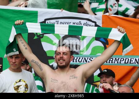 Glasgow, Großbritannien. Mai 2024. Celtic gewann den Scottish Cup im Hampden Park in Glasgow, Schottland, Großbritannien, nachdem Adam Idah in 90 Minuten für Celtic geschossen hatte. Callum McGregor, Kapitän der Celtic, und Brendan Rodgers, Manager der Celtic, nahmen den Cup an. Quelle: Findlay/Alamy Live News Stockfoto