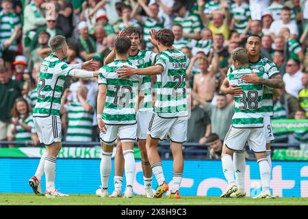 Glasgow, Großbritannien. Mai 2024. Celtic gewann den Scottish Cup im Hampden Park in Glasgow, Schottland, Großbritannien, nachdem Adam Idah in 90 Minuten für Celtic geschossen hatte. Callum McGregor, Kapitän der Celtic, und Brendan Rodgers, Manager der Celtic, nahmen den Cup an. Quelle: Findlay/Alamy Live News Stockfoto