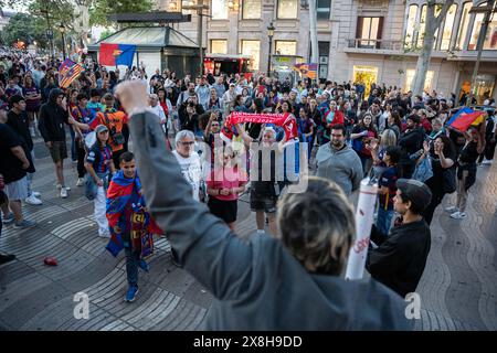 Barcelona, Barcelona, Spanien. Mai 2024. Dutzende FCBarcelona-Fans feiern die Women's Champions League am Canaletas-Brunnen, nachdem die Culers am 25. Mai 2024 im San Mamés Stadion in Barcelona Olympique Lyonnais 2-0 besiegt hatten. (Kreditbild: © Marc Asensio Clupes/ZUMA Press Wire) NUR REDAKTIONELLE VERWENDUNG! Nicht für kommerzielle ZWECKE! Quelle: ZUMA Press, Inc./Alamy Live News Stockfoto