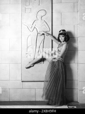 Ein Publicity-Porträt von AMANDA BARRIE als CLEOPATRA in CARRY ON CLEO 1965 Regisseur GERALD THOMAS Drehbuch TALBOT ROTHWELL Kostümdesign JULIE HARRIS produziert von PETER ROGERS Anglo-Amalgamated Warner-Pathe Stockfoto