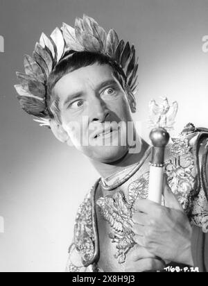 Ein Publicity-Porträt von KENNETH WILLIAMS als Julius Caesar in CARRY ON CLEO 1965 Regisseur GERALD THOMAS Drehbuch TALBOT ROTHWELL Kostümdesign JULIE HARRIS produziert von PETER ROGERS Anglo-Amalgamated Warner-Pathe Stockfoto