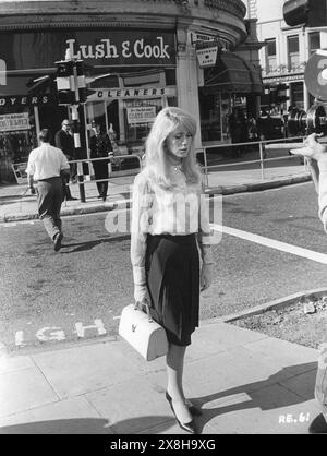 Die französische Schauspielerin CATHERINE DENEUVE filmt eine Szene in London für REPULSION 1965 Regisseur ROMAN POLANSKI Drehbuch ROMAN POLANSKI und GERARD BRACH Compton Films / Tekli British Productions Stockfoto