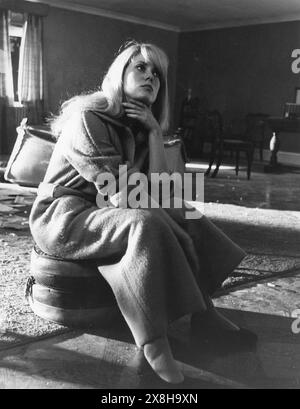 Die französische Schauspielerin CATHERINE DENEUVE in REPULSION 1965 Regie ROMAN POLANSKI Drehbuch ROMAN POLANSKI und GERARD BRACH Compton Films / Tekli British Productions Stockfoto