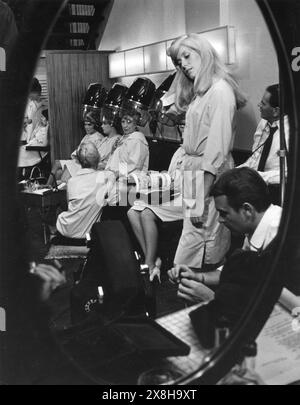 Die französische Schauspielerin CATHERINE DENEUVE filmt eine Szene im Friseursalon von Vidal Sassoon in der Bond Street, London für REPULSION 1965 Regisseur ROMAN POLANSKI Drehbuch ROMAN POLANSKI und GERARD BRACH Compton Films / Tekli British Productions Stockfoto