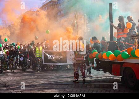 Mai-Parade der Studenten der Aalto University School of Business mit grünem und orangenem Rauch aus Rauchgranaten in Helsinki, Finnland Stockfoto