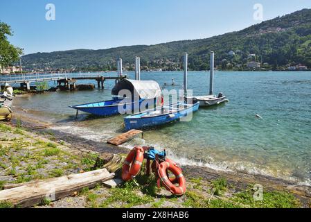 Fischerboote am Ufer der Isola dei Pescatori, Lago Maggiore. Stockfoto