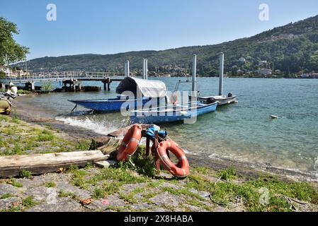 Fischerboote am Ufer der Isola dei Pescatori, Lago Maggiore. Stockfoto