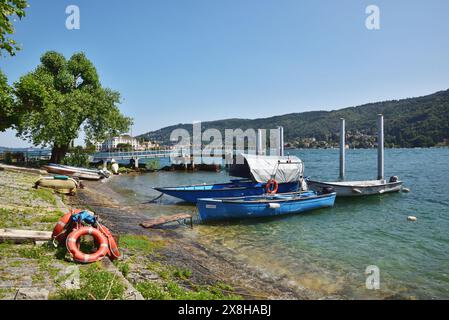Fischerboote am Ufer der Isola dei Pescatori, Lago Maggiore. Stockfoto