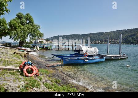 Fischerboote am Ufer der Isola dei Pescatori, Lago Maggiore. Stockfoto