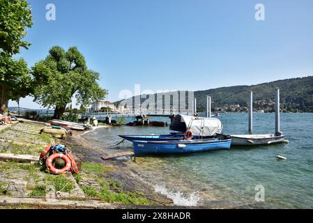 Fischerboote am Ufer der Isola dei Pescatori, Lago Maggiore. Stockfoto