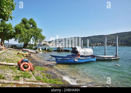 Fischerboote am Ufer der Isola dei Pescatori, Lago Maggiore. Stockfoto