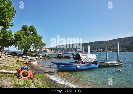 Fischerboote am Ufer der Isola dei Pescatori, Lago Maggiore. Stockfoto