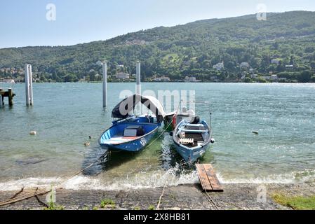 Fischerboote am Ufer der Isola dei Pescatori, Lago Maggiore. Stockfoto