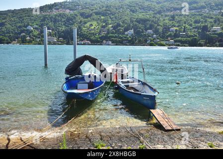 Fischerboote am Ufer der Isola dei Pescatori, Lago Maggiore. Stockfoto