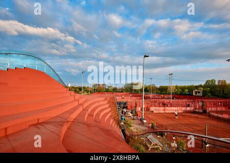 Niederlande, Amsterdam - 10. April 2024: Das Clubhaus von Tennis IJburg entworfen von MVRDV. Stufensitze im Bleicherstil auf dem Dach Stockfoto