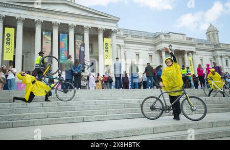 London, Großbritannien, 25. Mai 2024. Ride London Event iis eine lustige Feier des Radfahrens. Kostümierte Radfahrer führen Stunts in bunten gelben Outfits während des Ride London Events vor der National Gallery, Großbritannien, auf. Helen Cowles / Alamy Live News Stockfoto