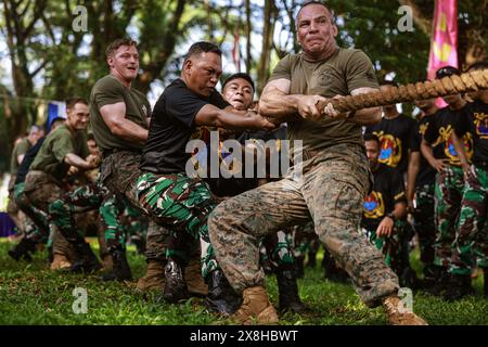 19. Mai 2024 - Indonesien - US Marine Corps Oberst Sean Dynan, rechts, Befehlshaber der 15. Marine Expeditionary Unit, leitet sein Team in einem Freundschaftswettbewerb mit US-Marines und indonesischen Marines während eines Kulturtages während der Cooperation Afloat Readiness and Training (CARAT) Indonesia 24 im Hauptquartier des 9. Infanterie-Bataillons in Bandar Lampung, Indonesien, 19. Mai 2024. CARAT Indonesia 2024 ist eine bilaterale Übung, die darauf abzielt, die regionale Sicherheitszusammenarbeit zu fördern und die Interoperabilität im Seeverkehr zu verbessern, was mit 75 Jahren diplomatischer Beziehungen zwischen beiden zusammenfällt Stockfoto