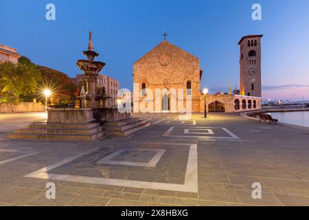 Evangelismos-Kirche und historischer Brunnen in Rhodos, Griechenland, beleuchtet in der Dämmerung Stockfoto