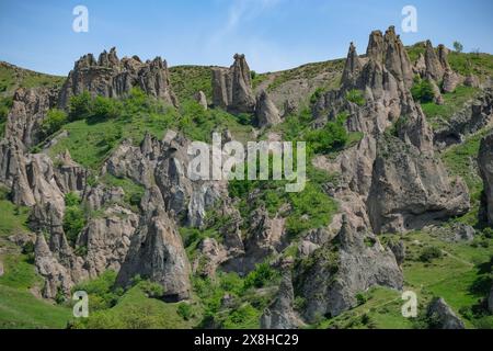 Goris, Armenien - 2. Mai 2024: Mittelalterliche Höhlenhäuser in Alt-Goris, Armenien. Stockfoto