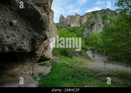 Goris, Armenien - 3. Mai 2024: Mittelalterliche Höhlenhäuser in Alt-Goris, Armenien. Stockfoto