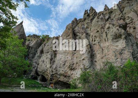 Goris, Armenien - 3. Mai 2024: Mittelalterliche Höhlenhäuser in Alt-Goris, Armenien. Stockfoto
