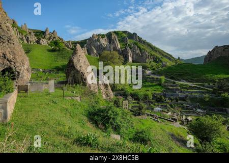 Goris, Armenien - 3. Mai 2024: Ländlicher Friedhof neben den mittelalterlichen Höhlenwohnungen in Alt-Goris, Armenien. Stockfoto
