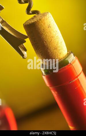 Nahaufnahme eines Korks, der aus einer Flasche Wein mit Flaschenöffner gewonnen wird Stockfoto