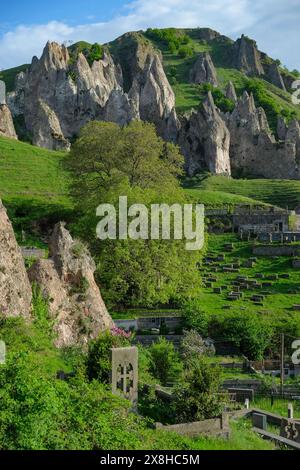 Goris, Armenien - 3. Mai 2024: Ländlicher Friedhof neben den mittelalterlichen Höhlenwohnungen in Alt-Goris, Armenien. Stockfoto
