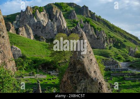 Goris, Armenien - 3. Mai 2024: Ländlicher Friedhof neben den mittelalterlichen Höhlenwohnungen in Alt-Goris, Armenien. Stockfoto