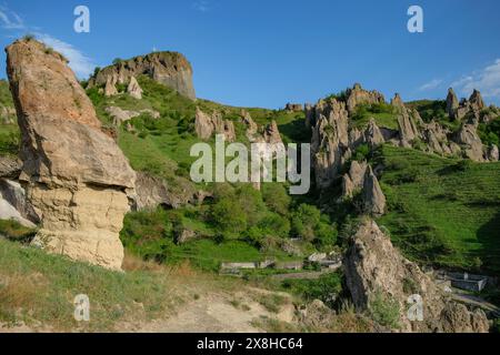 Goris, Armenien - 3. Mai 2024: Ländlicher Friedhof neben den mittelalterlichen Höhlenwohnungen in Alt-Goris, Armenien. Stockfoto
