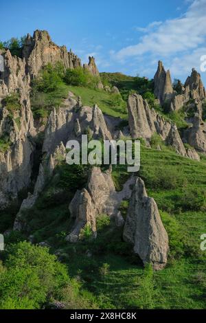 Goris, Armenien - 3. Mai 2024: Mittelalterliche Höhlenhäuser in Alt-Goris, Armenien. Stockfoto