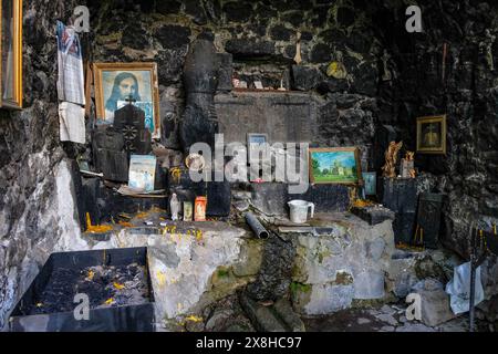 Goris, Armenien - 3. Mai 2024: Kleine Kapelle neben den mittelalterlichen Höhlenhäusern in Alt-Goris, Armenien. Stockfoto