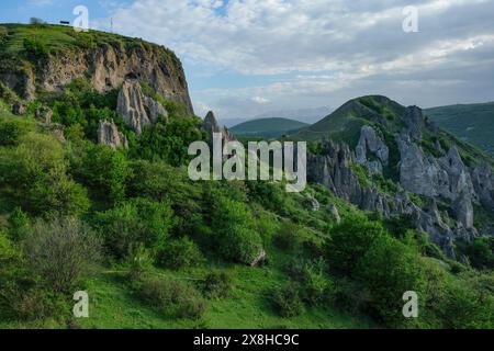 Goris, Armenien - 3. Mai 2024: Mittelalterliche Höhlenhäuser in Alt-Goris, Armenien. Stockfoto