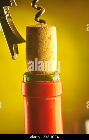 Nahaufnahme eines Korks, der aus einer Flasche Wein mit Flaschenöffner gewonnen wird Stockfoto