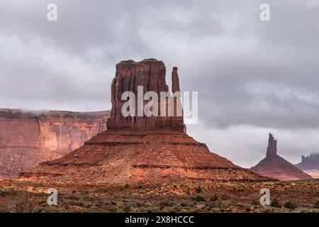 Malerischer Blick auf die prächtigen Buttes im Monument Valley, der vom Hotel aus zu sehen ist, Wanderungen, Panoramastraßen oder geführte Navajo-Ausflüge. Stockfoto