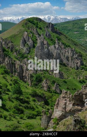 Goris, Armenien - 5. Mai 2024: Mittelalterliche Höhlenhäuser in Alt-Goris, Armenien. Stockfoto