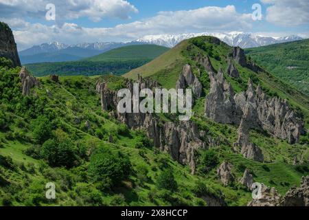 Goris, Armenien - 5. Mai 2024: Mittelalterliche Höhlenhäuser in Alt-Goris, Armenien. Stockfoto
