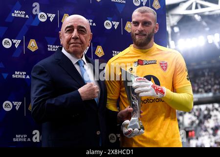 Turin, Italien. Mai 2024. Michele Di Gregorio vom AC Monza wird vom Monza-Manager Adriano Galliani während des Fußballspiels der Serie A zwischen Juventus FC und AC Monza im Juventus-Stadion in Turin (Italien) am 25. Mai 2024 als bester Torhüter der Meisterschaft ausgezeichnet. Quelle: Insidefoto di andrea staccioli/Alamy Live News Stockfoto