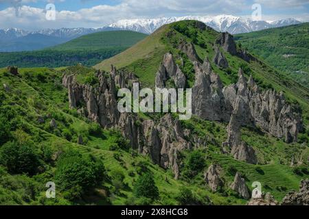 Goris, Armenien - 5. Mai 2024: Mittelalterliche Höhlenhäuser in Alt-Goris, Armenien. Stockfoto