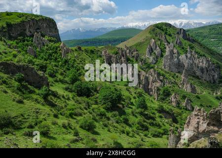 Goris, Armenien - 5. Mai 2024: Mittelalterliche Höhlenhäuser in Alt-Goris, Armenien. Stockfoto