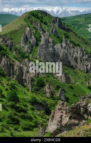 Goris, Armenien - 5. Mai 2024: Mittelalterliche Höhlenhäuser in Alt-Goris, Armenien. Stockfoto