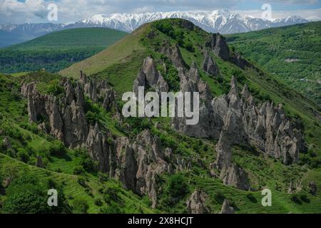 Goris, Armenien - 5. Mai 2024: Mittelalterliche Höhlenhäuser in Alt-Goris, Armenien. Stockfoto