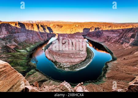 Das fantastische Panorama des Horseshoe Bend in Page Arizona zeigt die rosa Inversionsschicht und die dramatische Hufeisenform, aus der der Colorado River fließt. Stockfoto