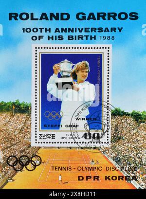 Souvenirbogen mit gestempelten Briefmarken, gedruckt von Nordkorea, auf dem Steffi Graf, 100. Jahrestag von Roland Garros, um 1987 gezeigt wird. Stockfoto