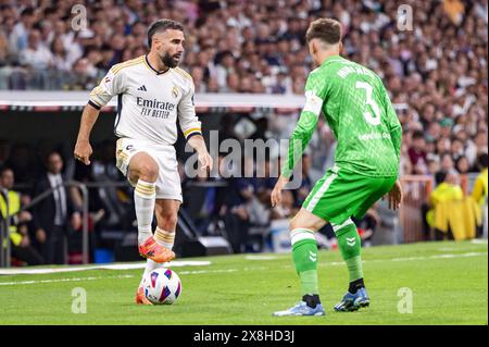 Madrid, Spanien. Mai 2024. Daniel Carvajal von Real Madrid (L) im Kampf gegen Juan Miranda von Real Betis (R) während des Fußballspiels La Liga EA Sports 2023/24 zwischen Real Madrid und Real Betis im Estadio Santiago Bernabeu am 25. Mai 2024 in Madrid, Spanien. Quelle: Unabhängige Fotoagentur/Alamy Live News Stockfoto