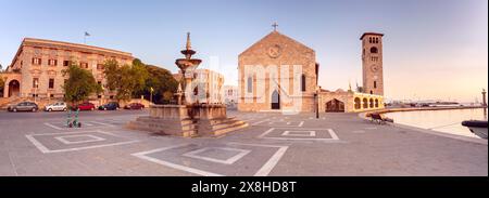 Panorama der Evangelismos-Kirche und des historischen Brunnens auf Rhodos, Griechenland, am Morgen Stockfoto