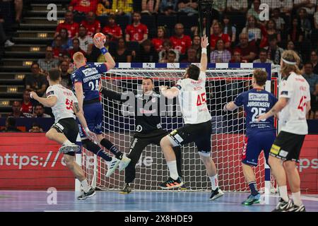 Hamburg, Hamburg, Deutschland. Mai 2024. Jim Gottfridsson - SG Flensburg Handewitt 24, Vladimir Cupara - CS Dinamo Bucuresti 1 in Aktion während des EHF Finals Männer 2024 Handball in Hamburg (Foto: © Mathias Schulz/ZUMA Press Wire) NUR ZUR REDAKTIONELLEN VERWENDUNG! Nicht für kommerzielle ZWECKE! Stockfoto