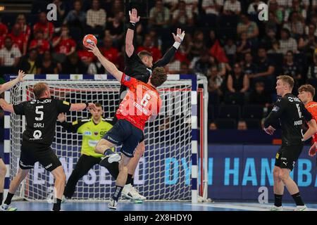 Hamburg, Hamburg, Deutschland. Mai 2024. Steven Plucnar Jacobsen - Rhein-Neckar Loewen 9, Dejan Milosavljev - Fuechse Berlin 96 in Aktion während des EHF Finals Männer 2024 Handball in Hamburg (Credit Image: © Mathias Schulz/ZUMA Press Wire) NUR REDAKTIONELLE VERWENDUNG! Nicht für kommerzielle ZWECKE! Stockfoto