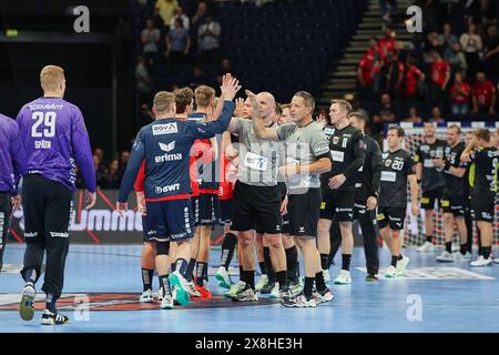 Hamburg, Hamburg, Deutschland. Mai 2024. Impressionen schütteln dem Schiedsrichter beim EHF Finals Men 2024 Handball in Hamburg die Hand (Foto: © Mathias Schulz/ZUMA Press Wire) NUR REDAKTIONELLE VERWENDUNG! Nicht für kommerzielle ZWECKE! Stockfoto