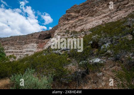 Das Castle National Monument von Montezuma bewahrt einige alte indianische Häuser in dieser Klippe in Camp Verde, AZ, USA. Stockfoto